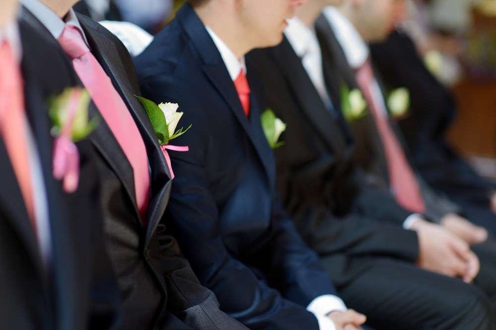 Brautführer, Brautjungfern und beide Trauzeugen tragen, wie auch das Brautpaar, festliche Kleidung.