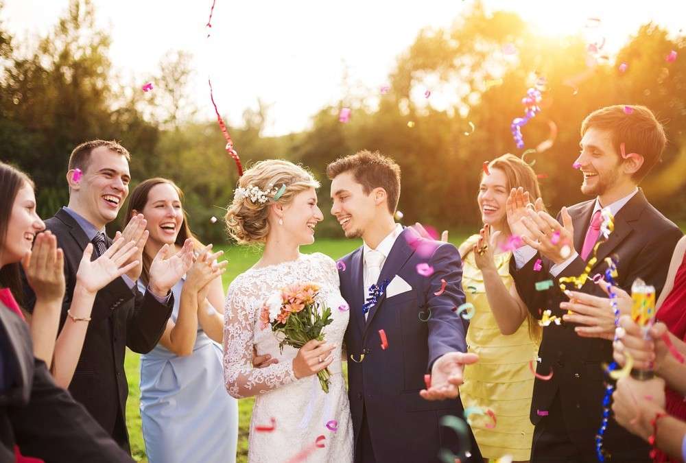 Als Zeichen der Zusammengehörigkeit können alle Hochzeitsgäste Blumen oder Blüten…