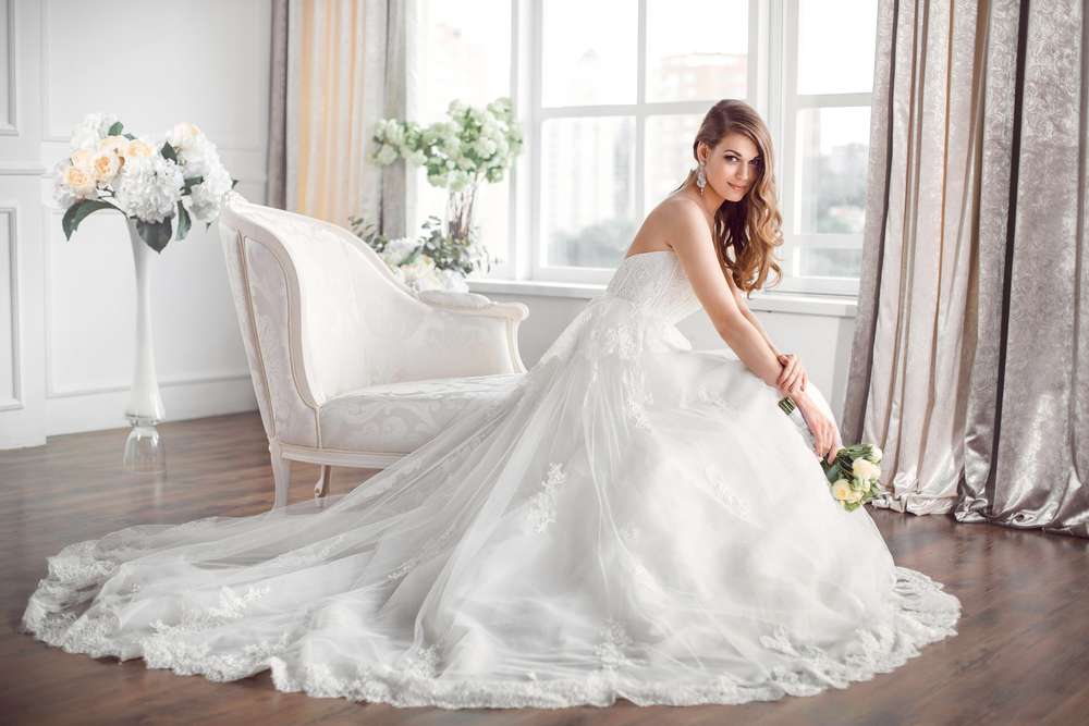 Braut in einem schönen Hochzeitskleid