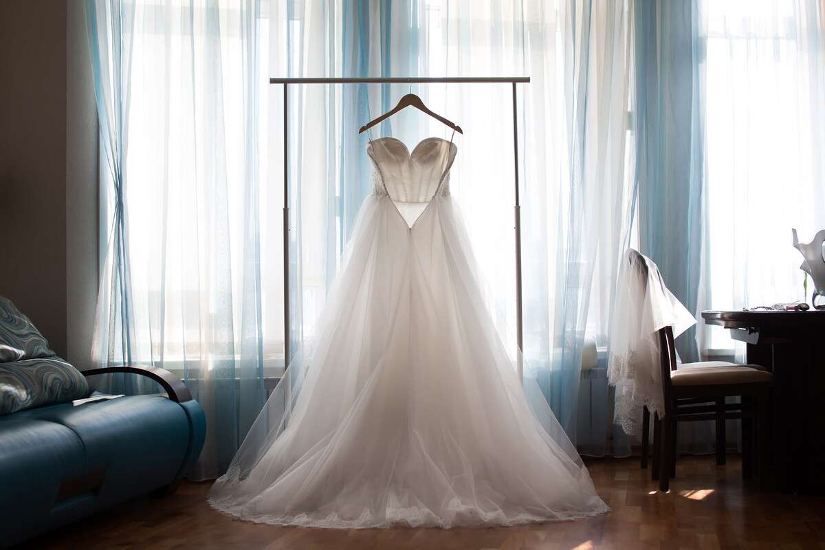 Wie das Brautkleid dem Hochzeitsstil und der Umgebung entspricht